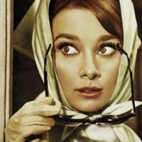 Audrey Hepburn met sjaal als hoofddoek